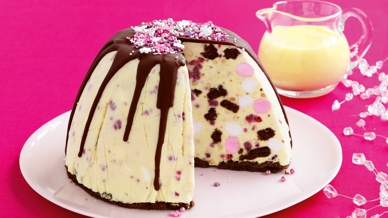 Вкусный десерт с шоколадом на розовом фоне