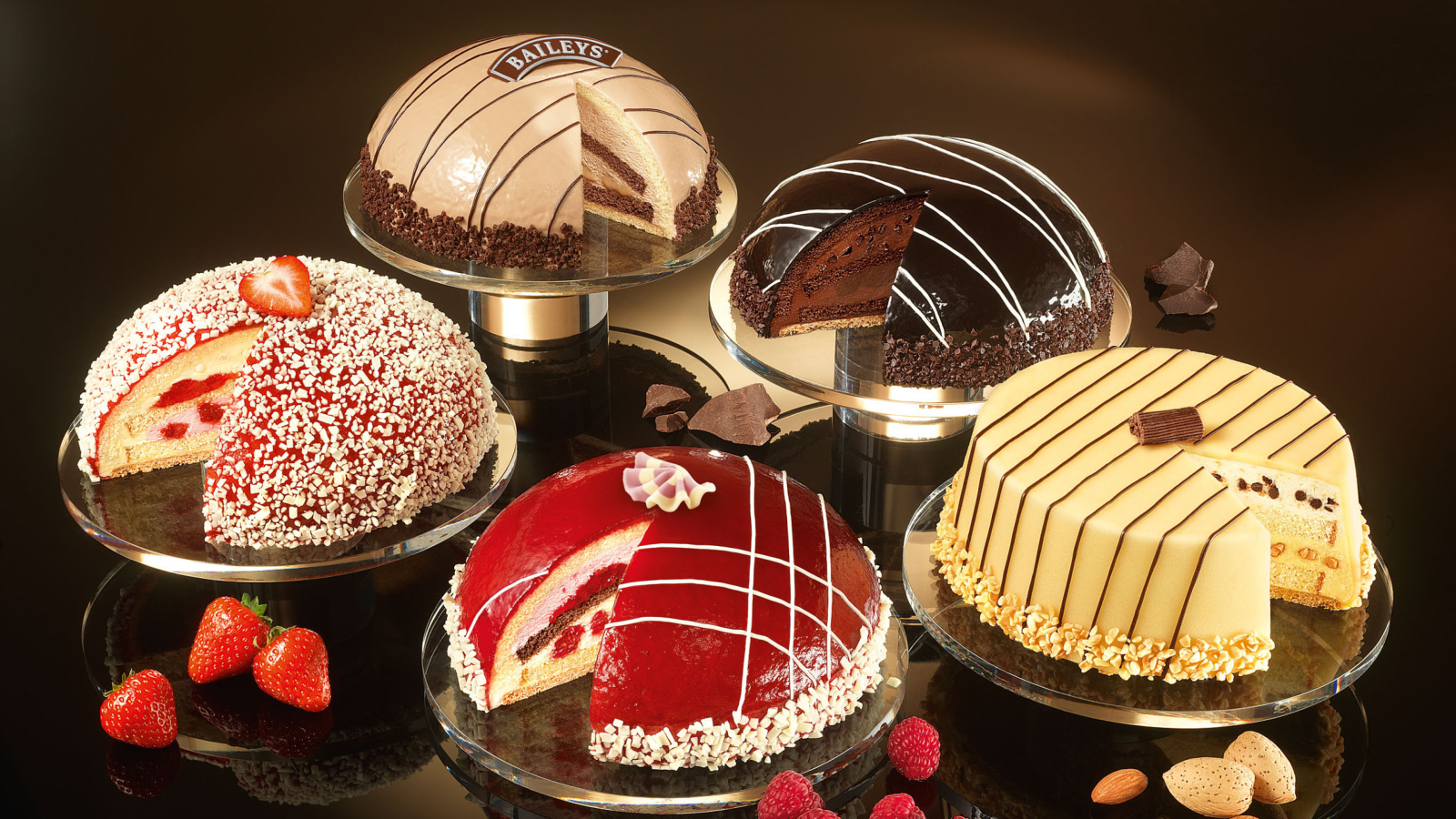 Вкусные разные торты на столе