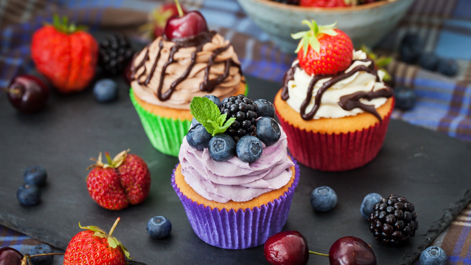 Вкусные праздничные капкейки с кремом и ягодами