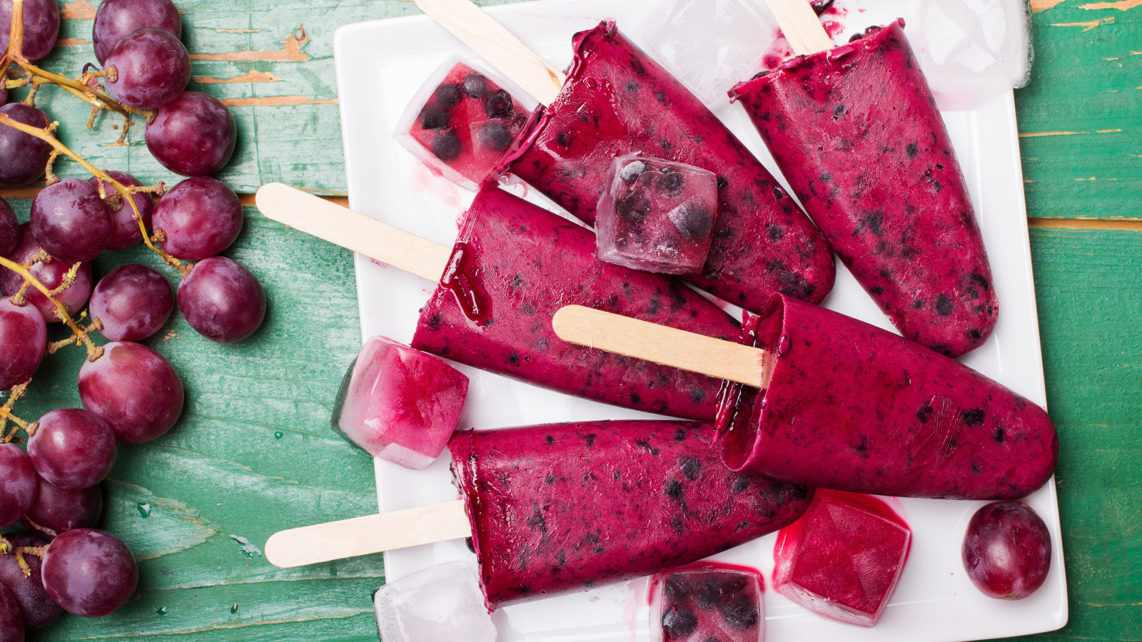 Вкусное фруктовое виноградное мороженое со льдом