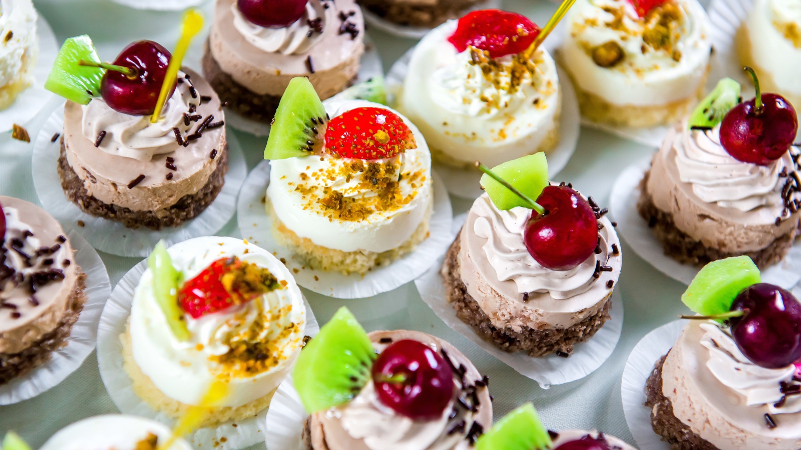 Вкусные сладкие пирожные с ягодами на десерт