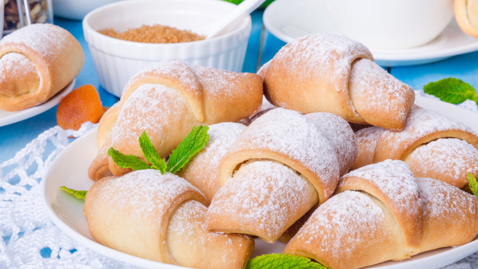 Свежие круассаны на столе 