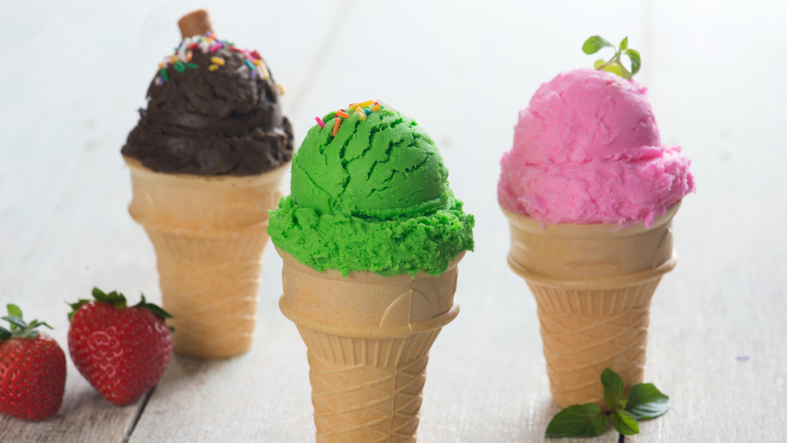 Фруктовое и шоколадное мороженое в вафельных стаканчиках