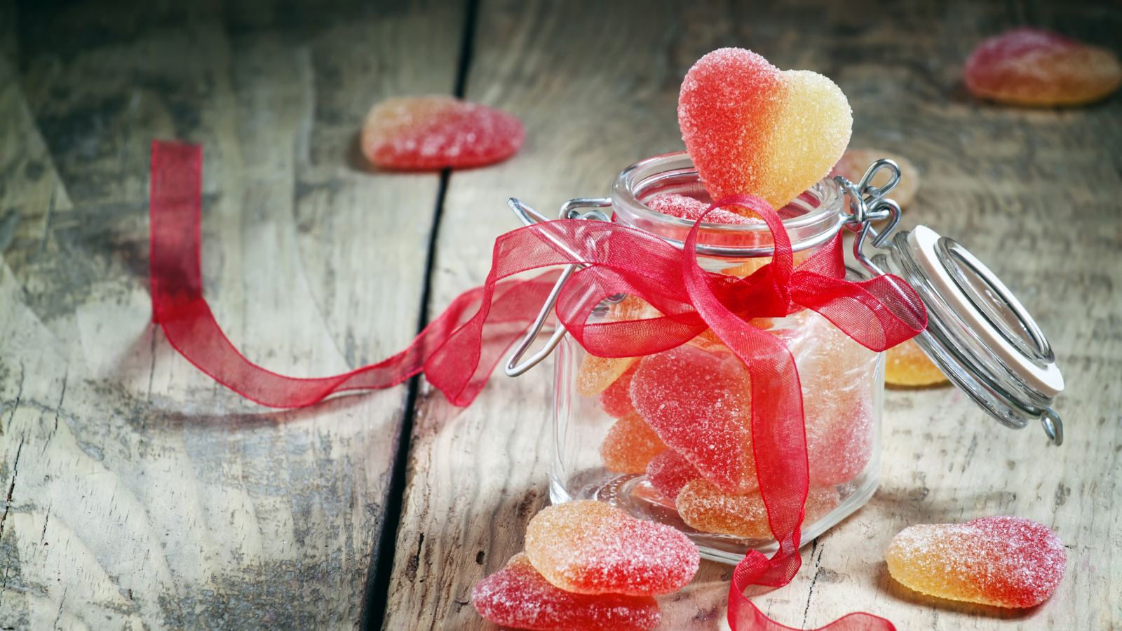 Мармеладные конфеты в форме сердца в стеклянной банке