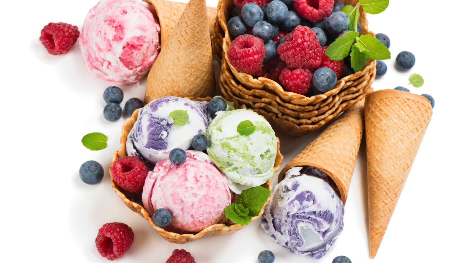 Шарики фруктового мороженого с ягодами и вафельными рожками