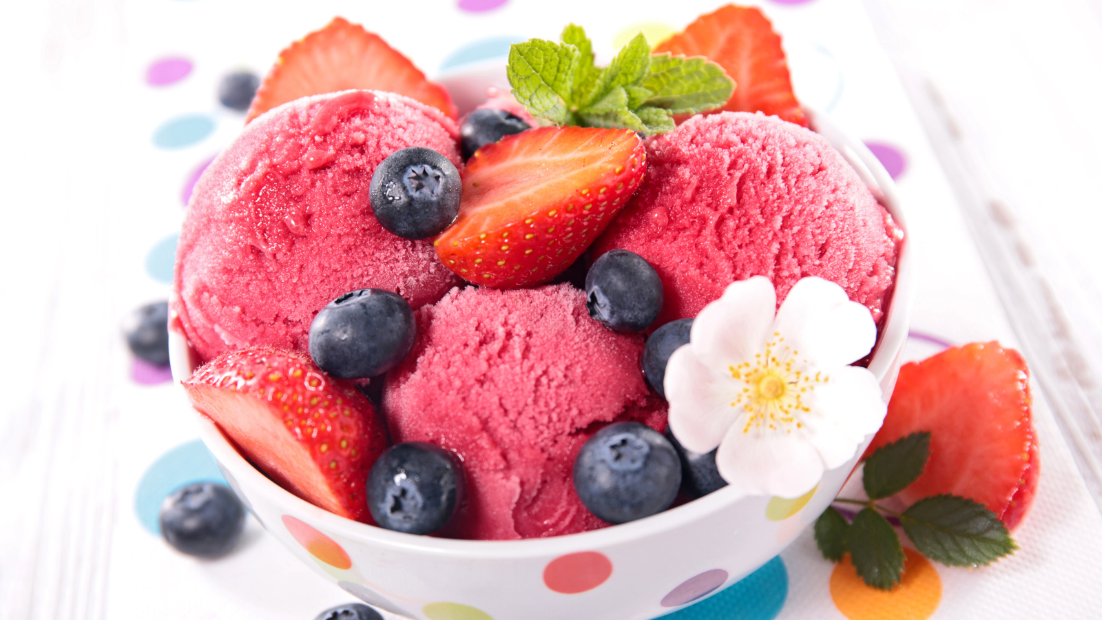 Шарики фруктового мороженого с ягодами клубники и черники