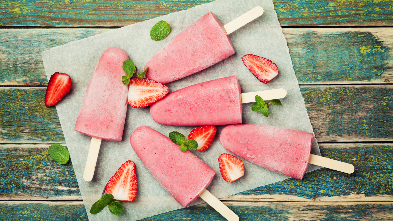 Фруктовое клубничное мороженое на палочке