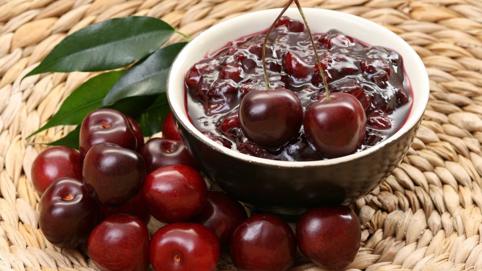 Варенье из красных черешен на столе 