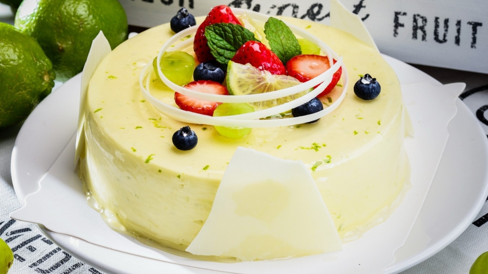 Лимонный торт со свежими фруктами 