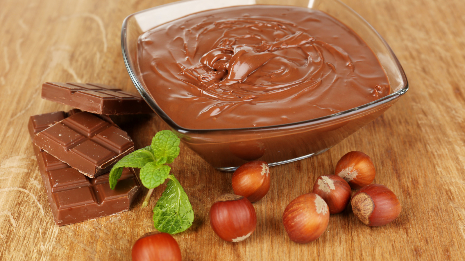 Молочный шоколад с лесными орехами