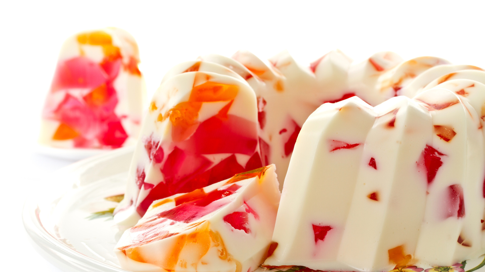 Молочный десерт из желатина на белом фоне  