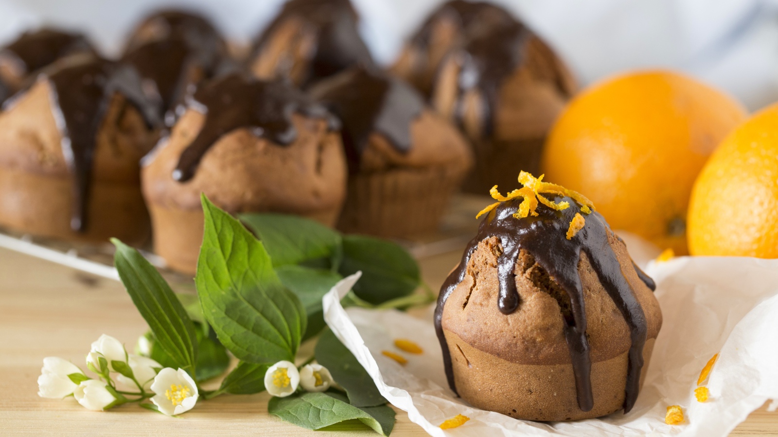 Маффины с шоколадом на столе с белыми цветами жасмина 