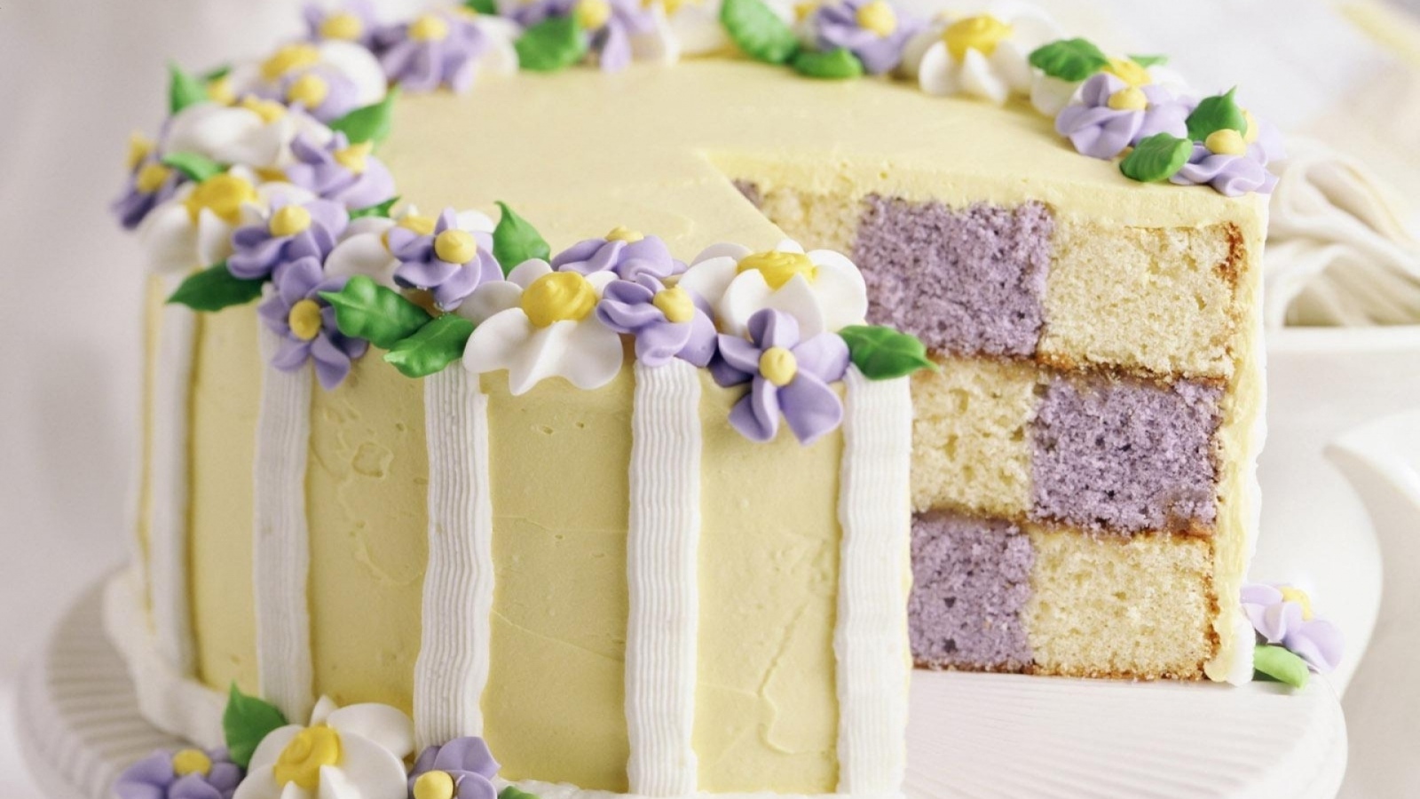 Разноцветный торт украшенный цветами из крема