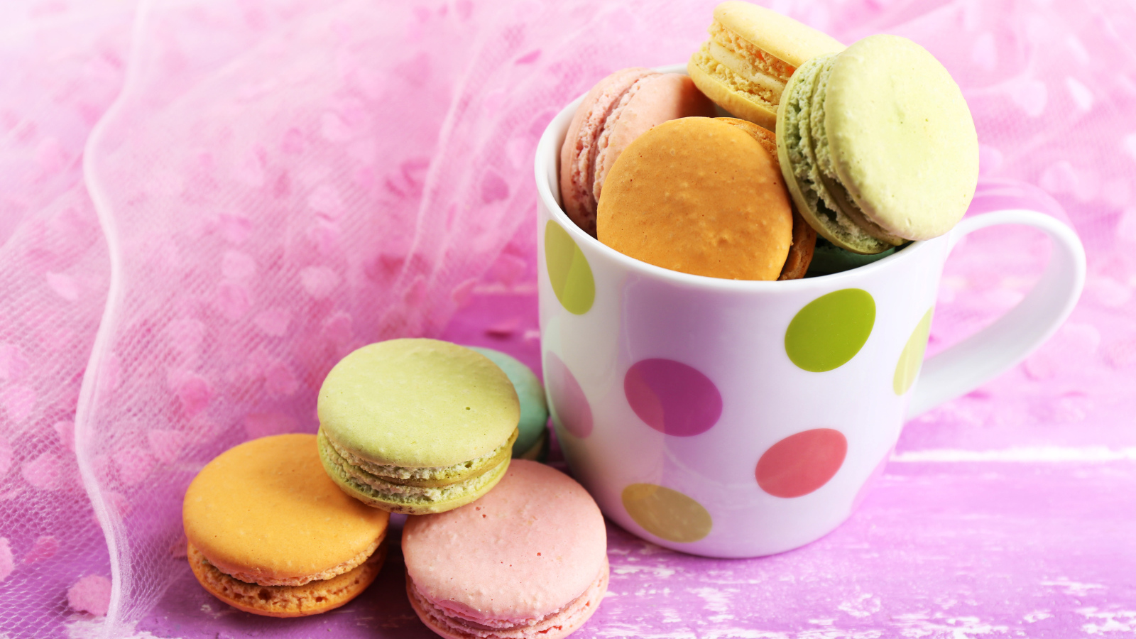 Разноцветное кондитерское изделие макарон 