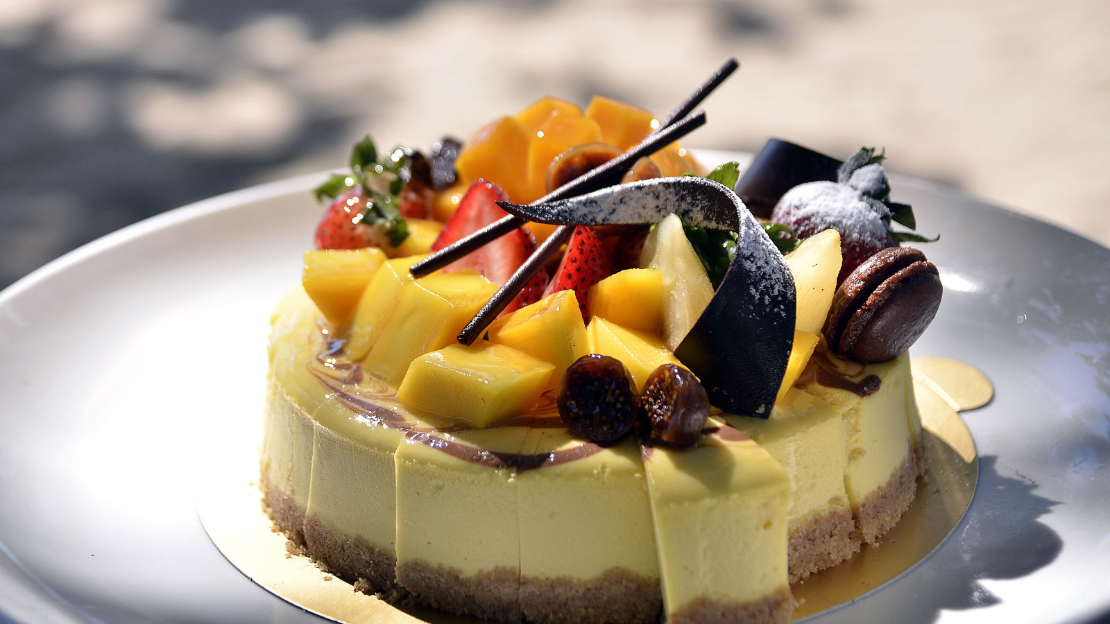 Пирог с шоколадом и фруктами 