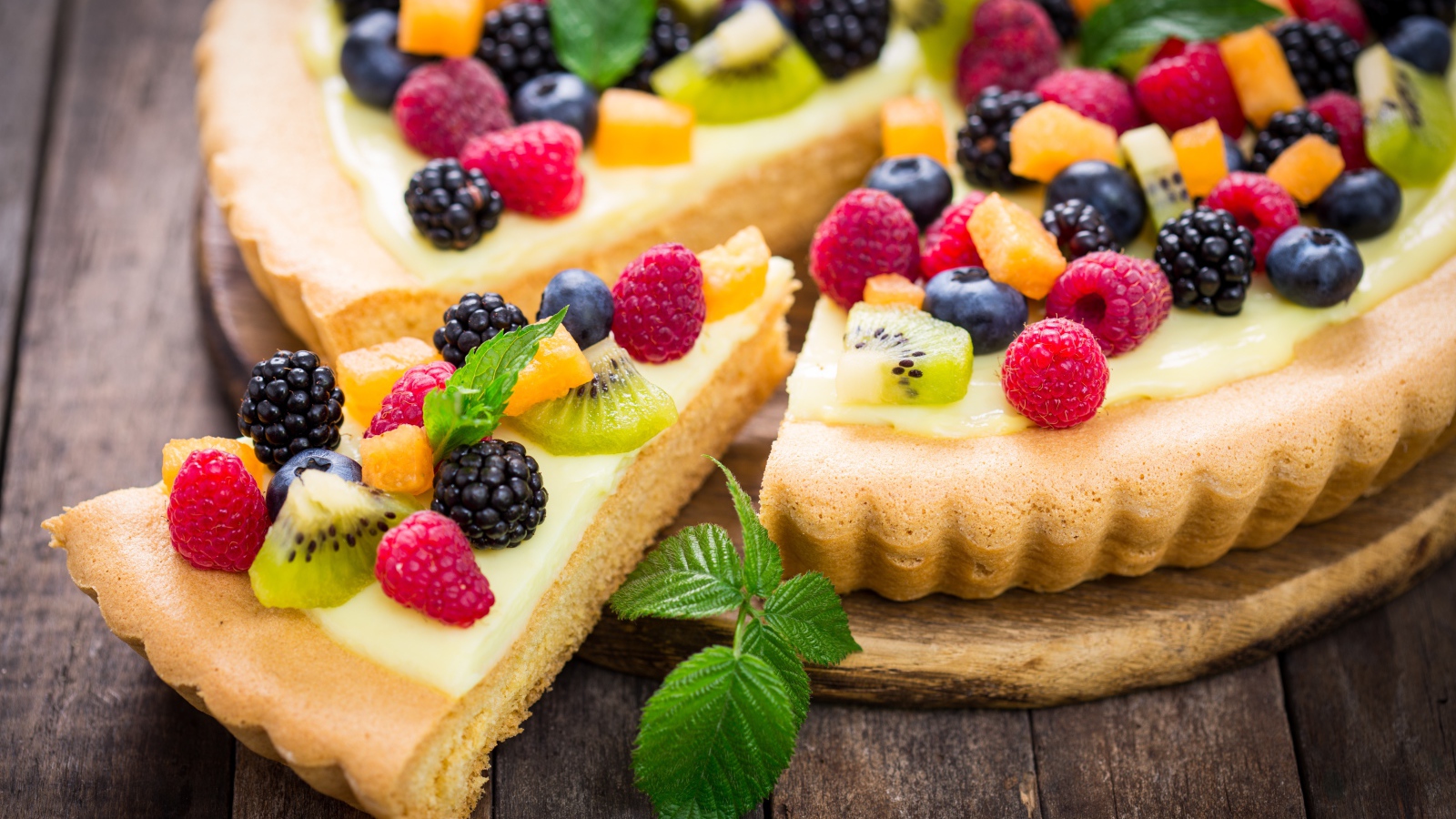 Песочный пирог со свежими ягодами и мятой