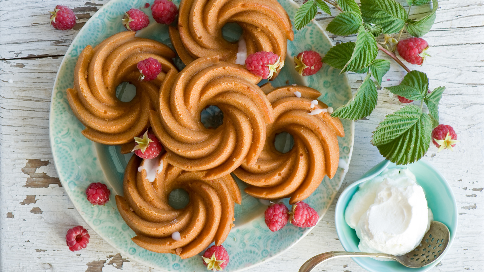 Песочное печенье на тарелке с ягодами малины