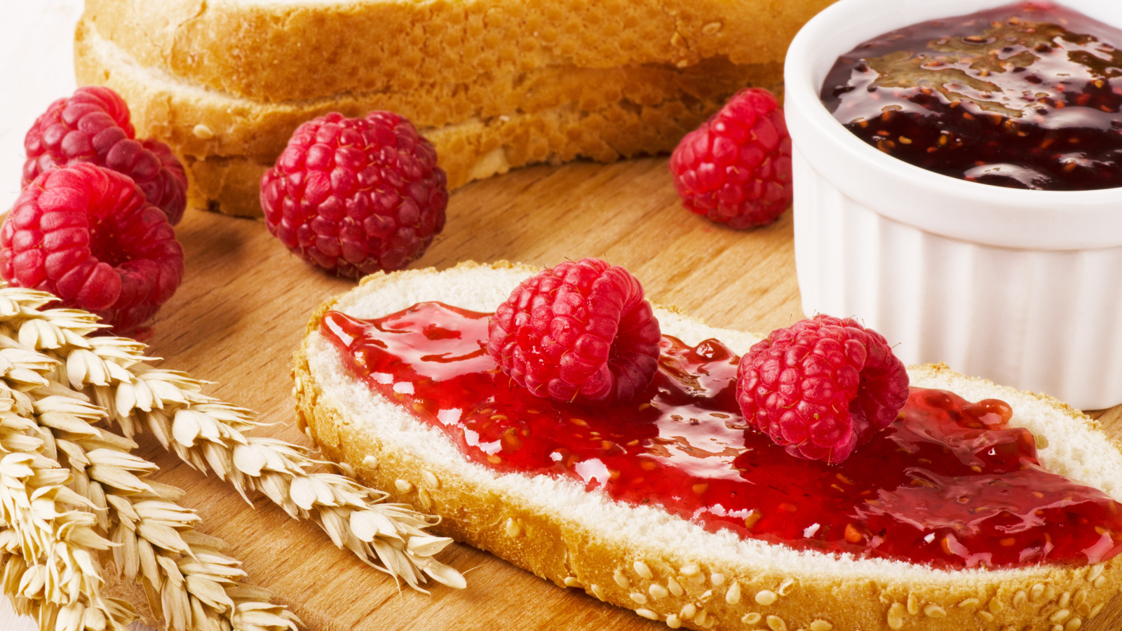 Кусочек белого хлеба с малиновым джемом 