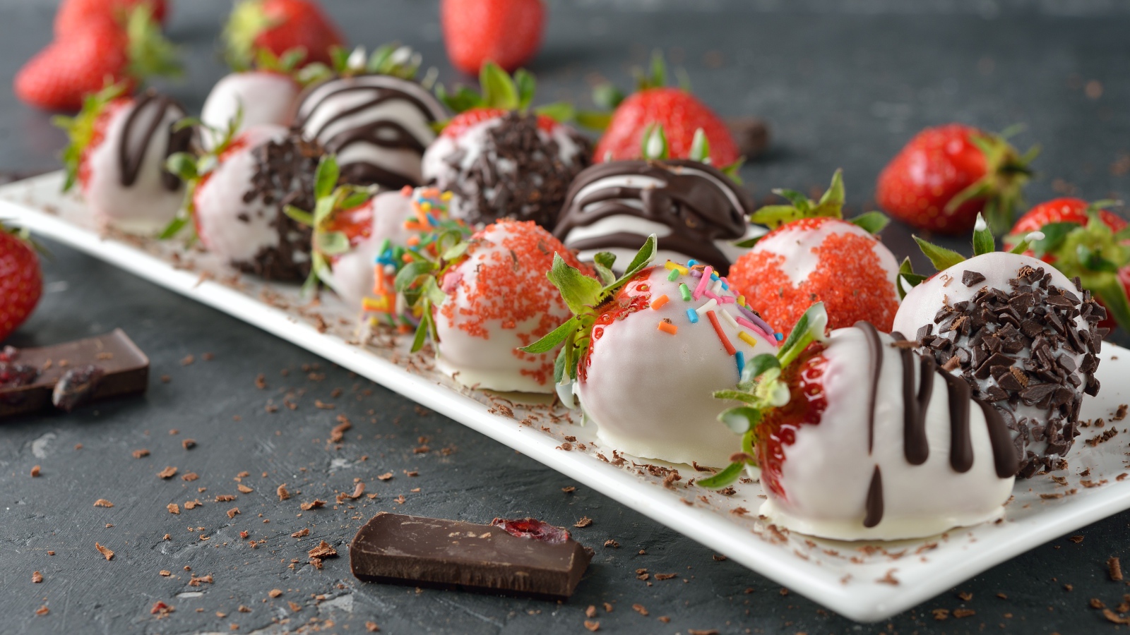 Клубника в белом и черном шоколаде