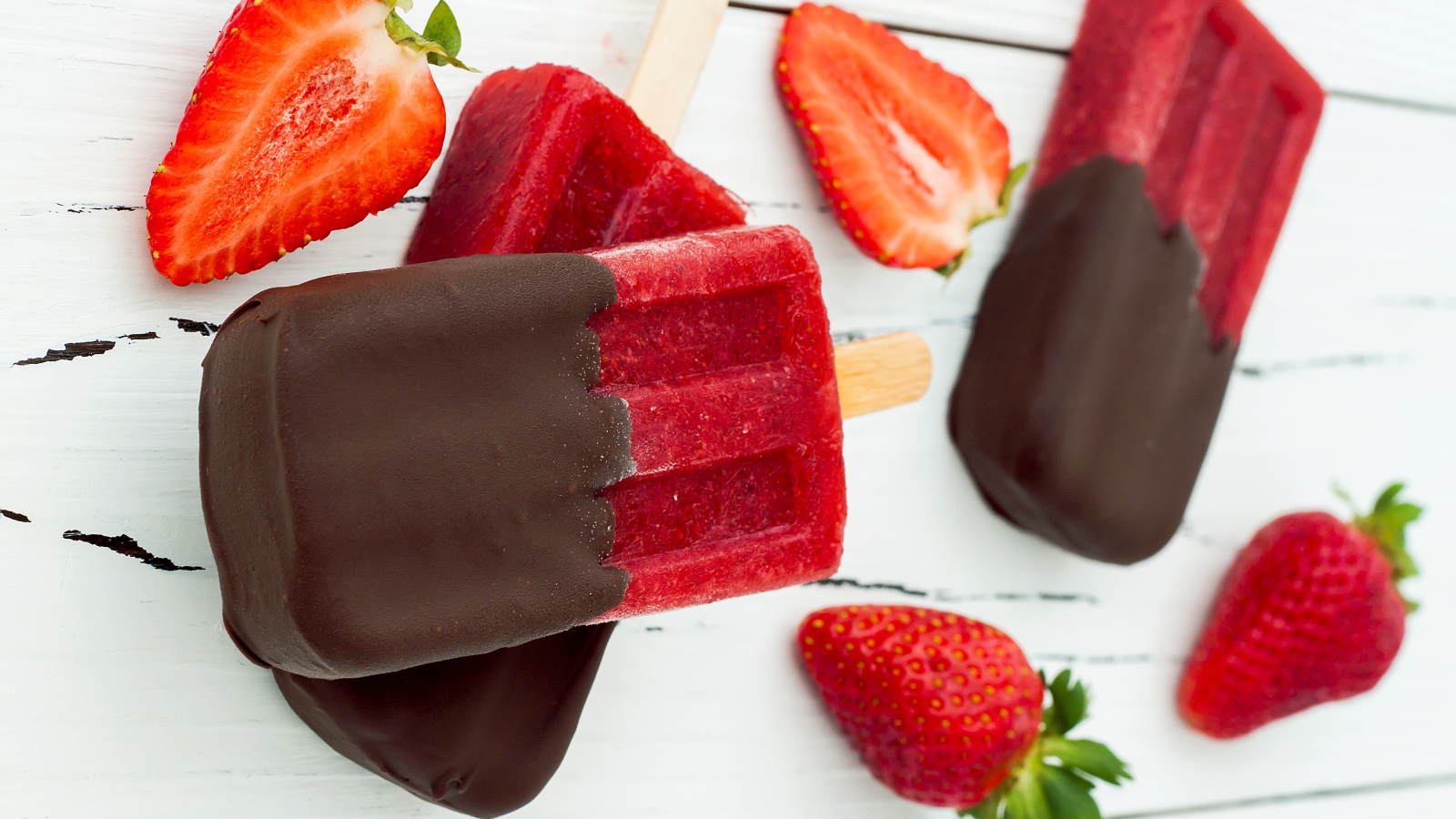 Клубничное мороженое с шоколадом и свежими ягодами