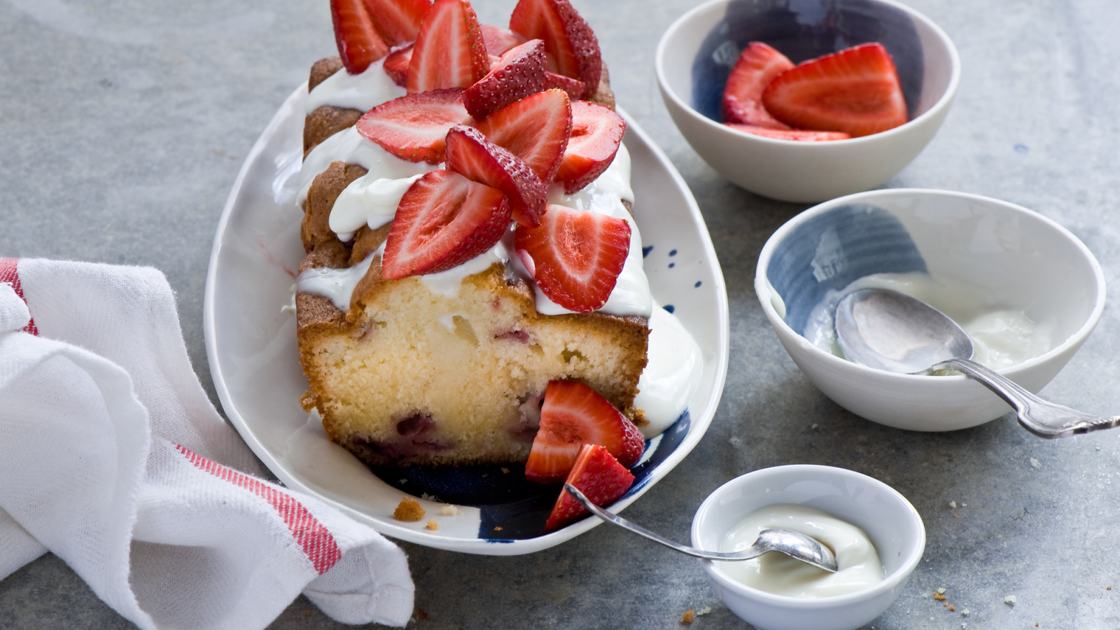 Сладкий кекс со свежей клубникой и сливками 