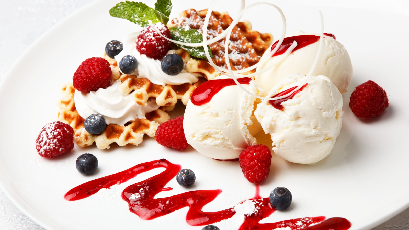 Ванильное мороженое с вафлями и свежими фруктами 