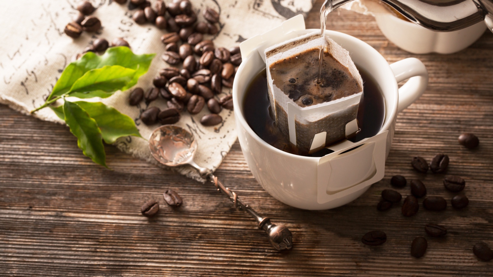 Кофе заваривают в белой чашке