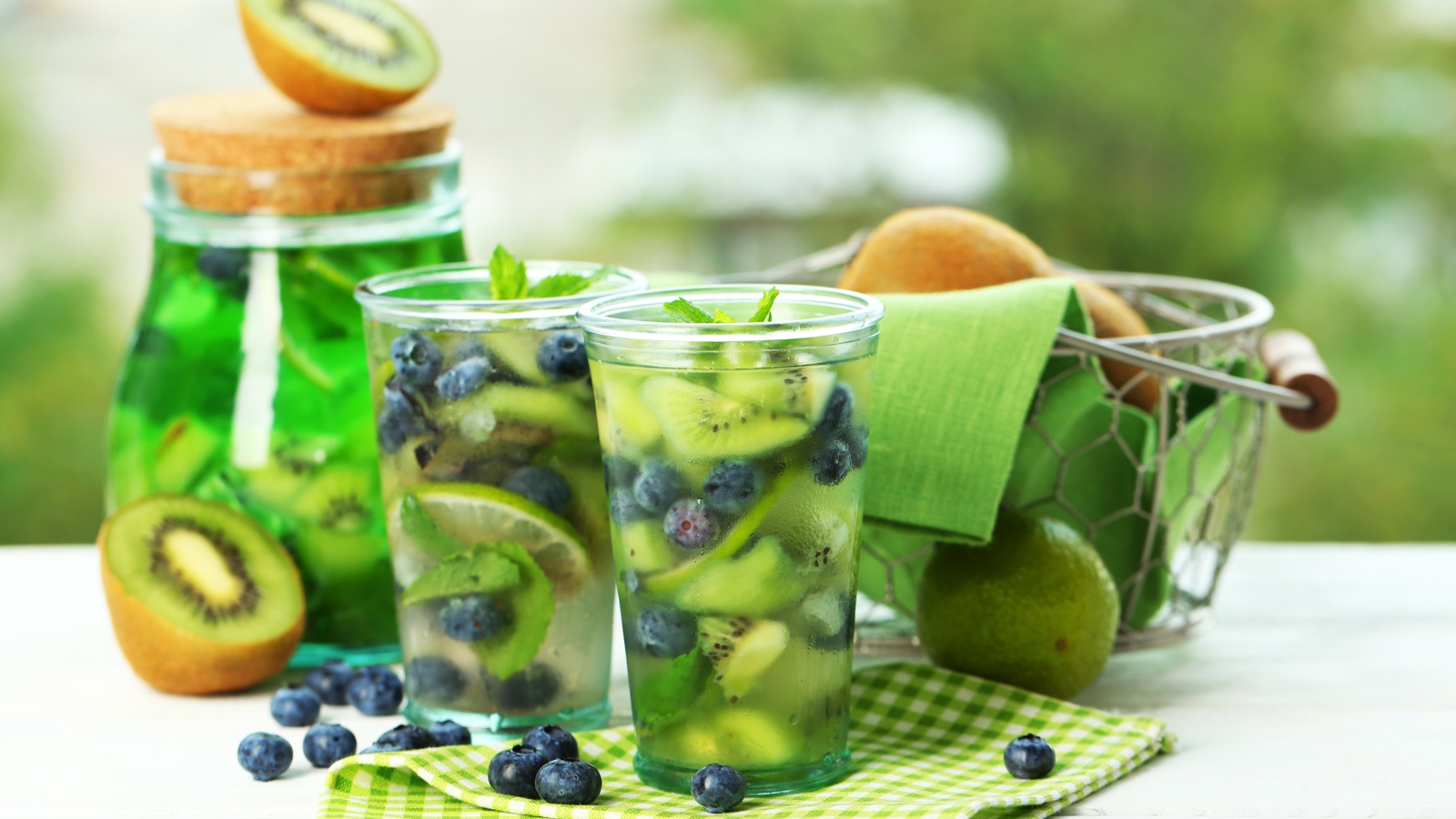 Холодный освежающий летний напиток с киви и черникой