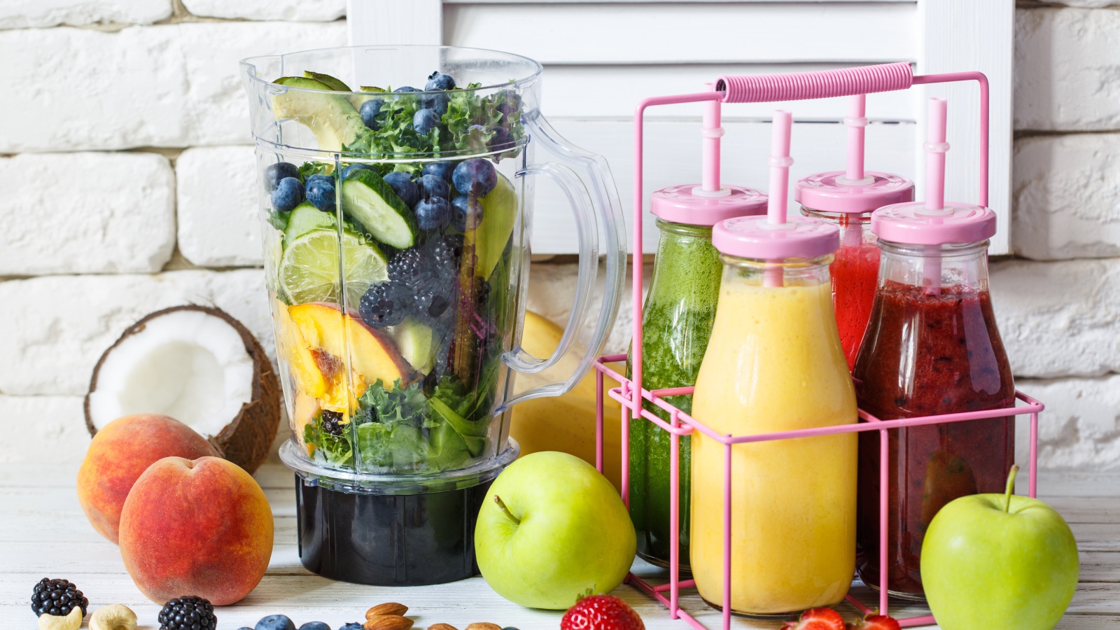 Вкусный напиток смузи в бутылках на столе