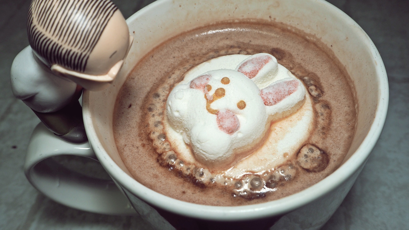 Горячий какао с зайцем из зефира 