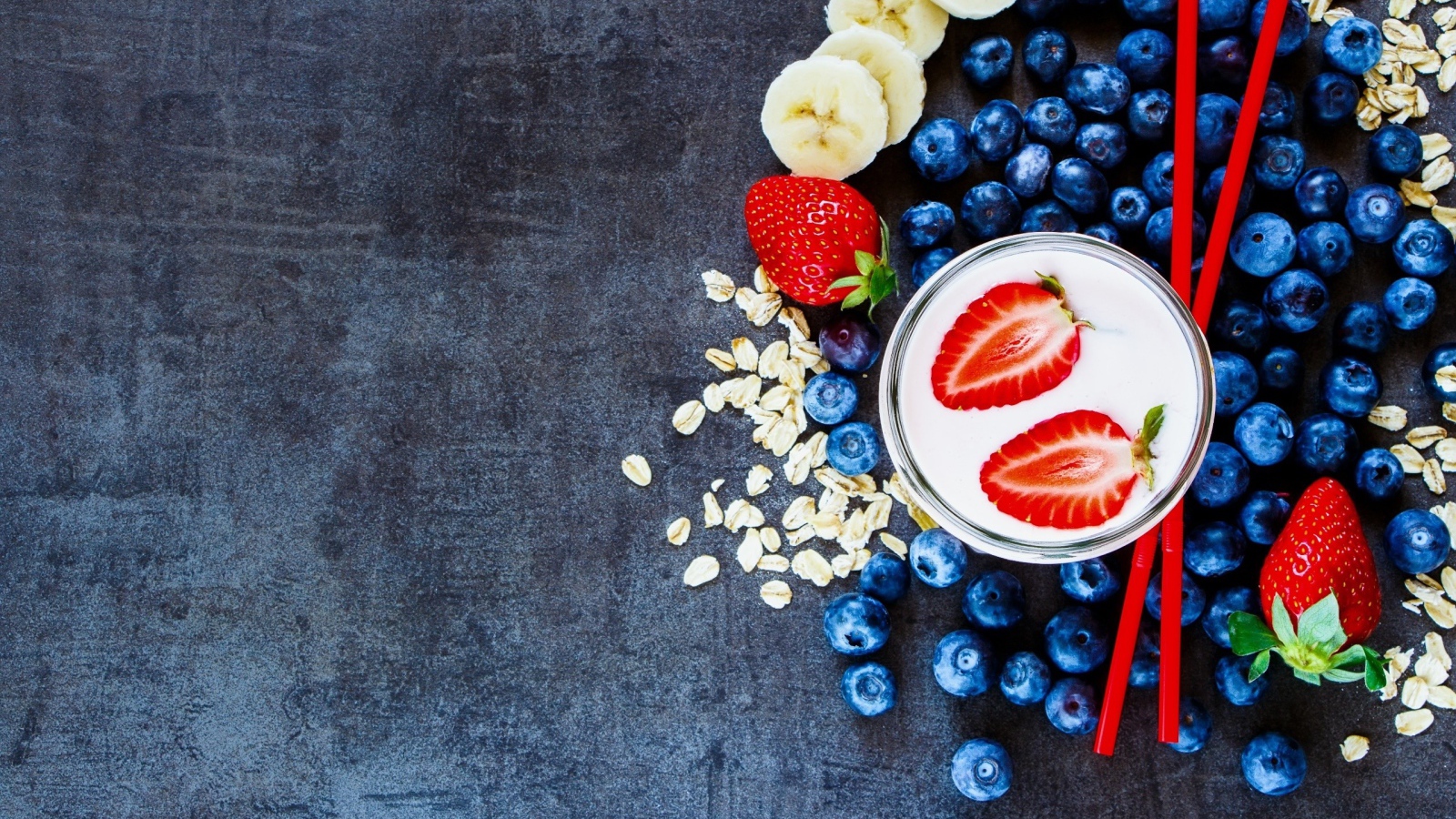 Клубничный молочный коктейль с фруктами текстура  