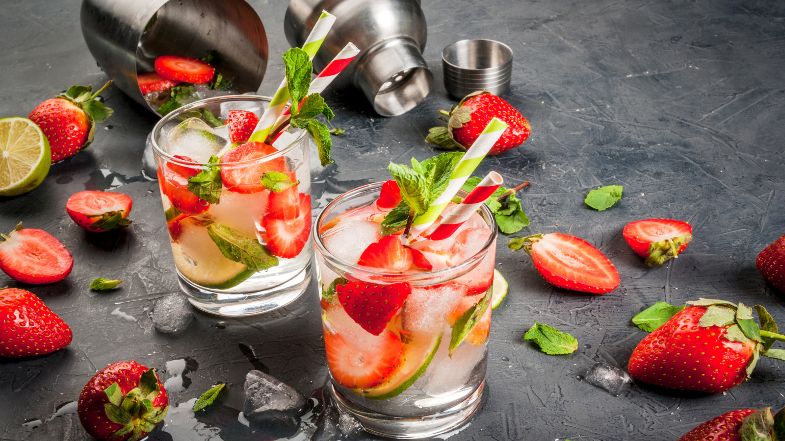 Летний напиток мохито с клубникой, лаймом и листьями мяты