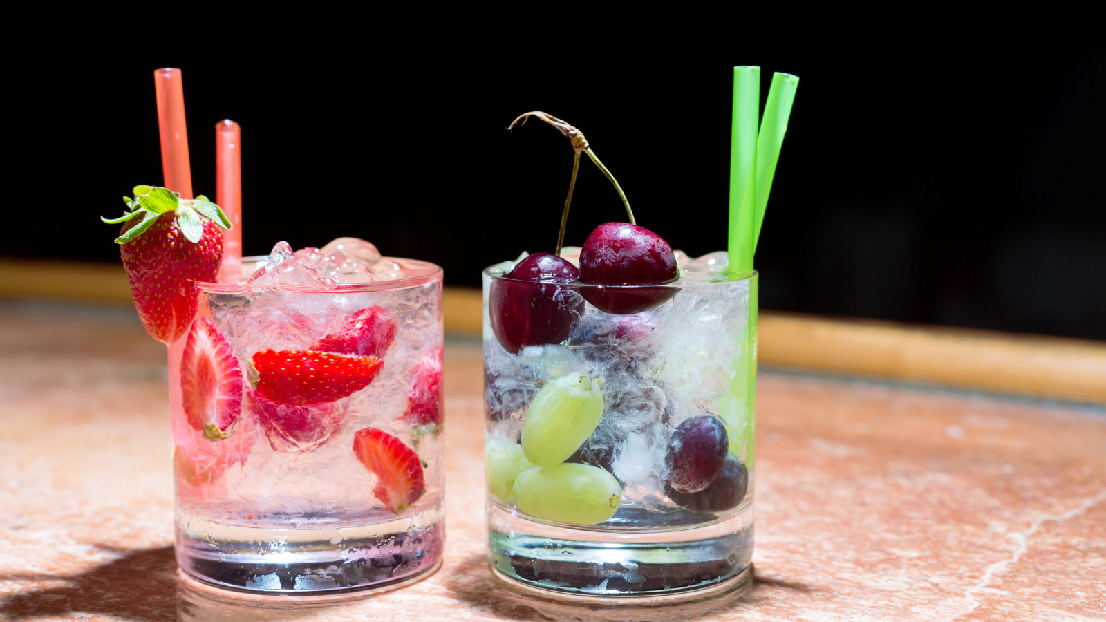 Два стакана холодного напитка с ягодами