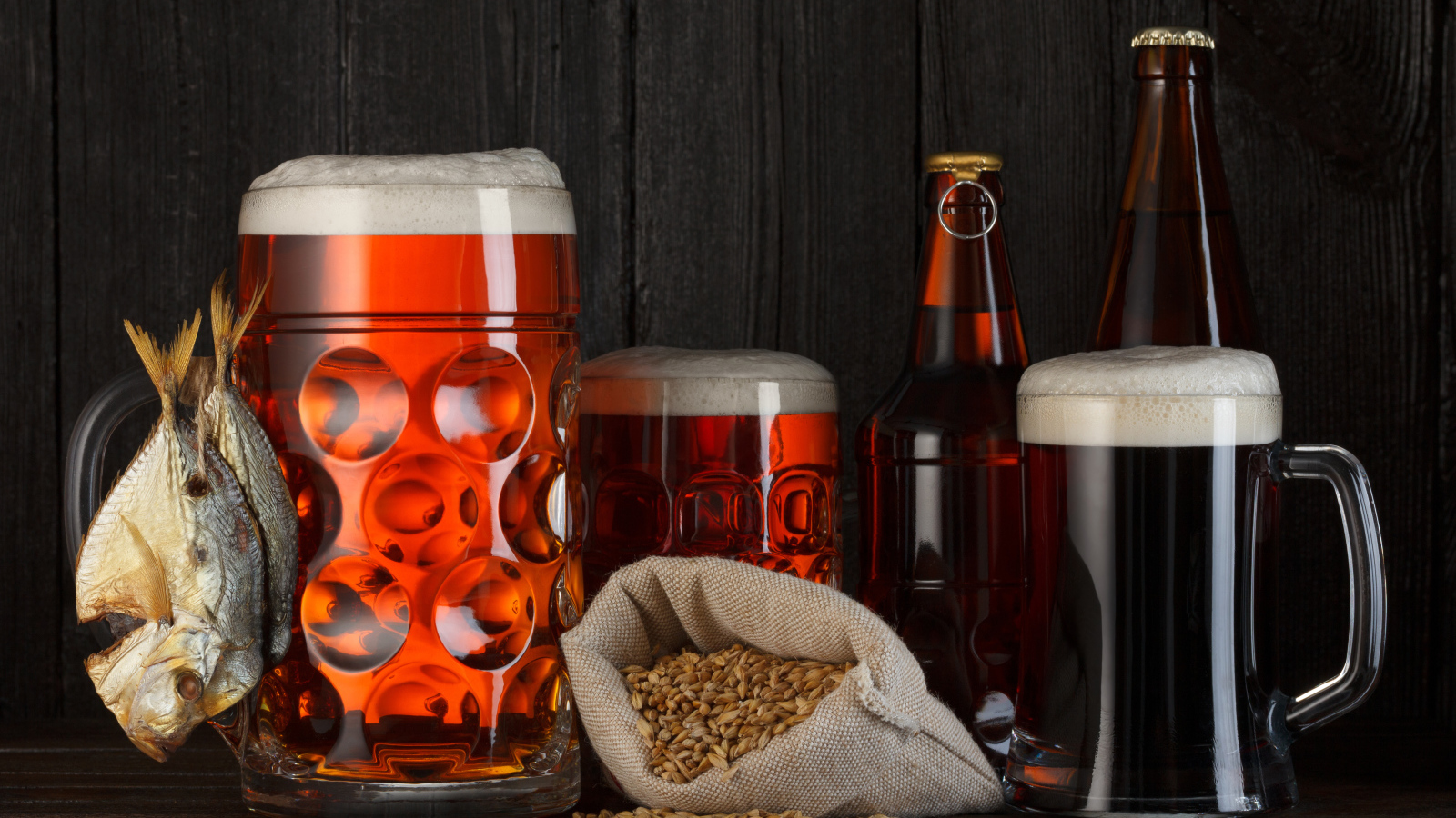 Пшеничное пиво в бокалах с сушеной рыбой вомер 