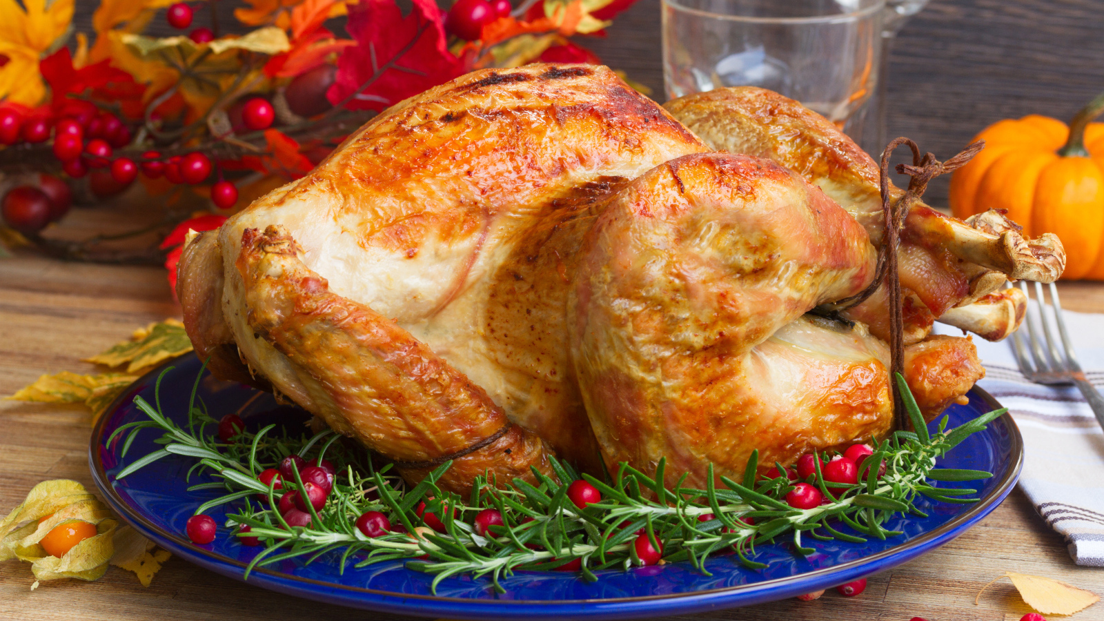 Аппетитная запеченная курица на блюде 