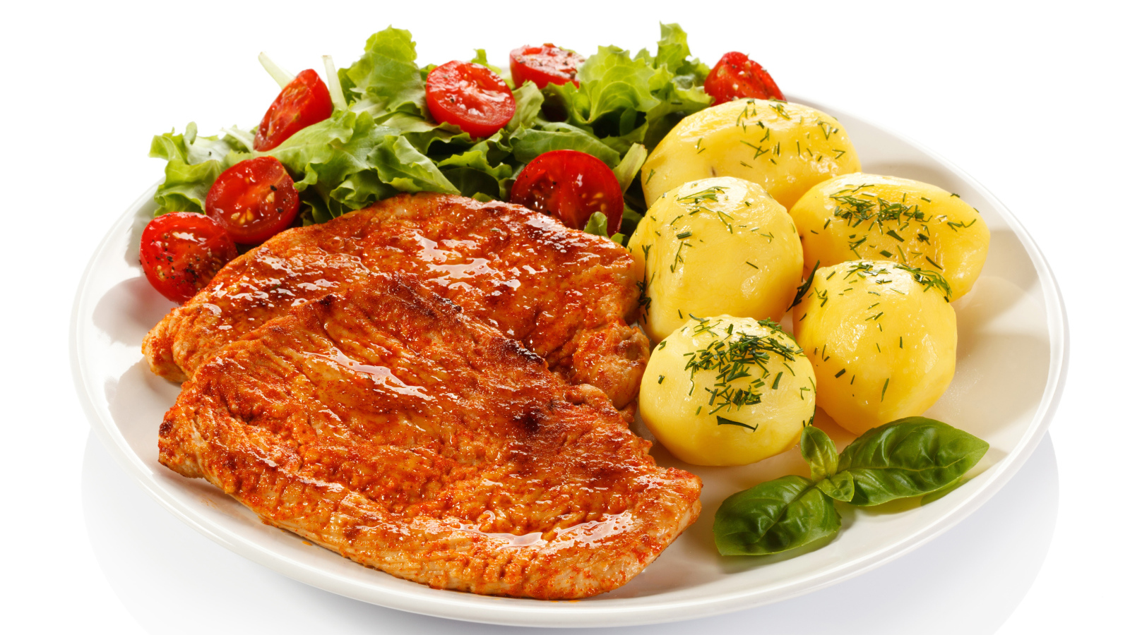 Аппетитные отбивные с вареным картофелем и салатом на белой тарелке