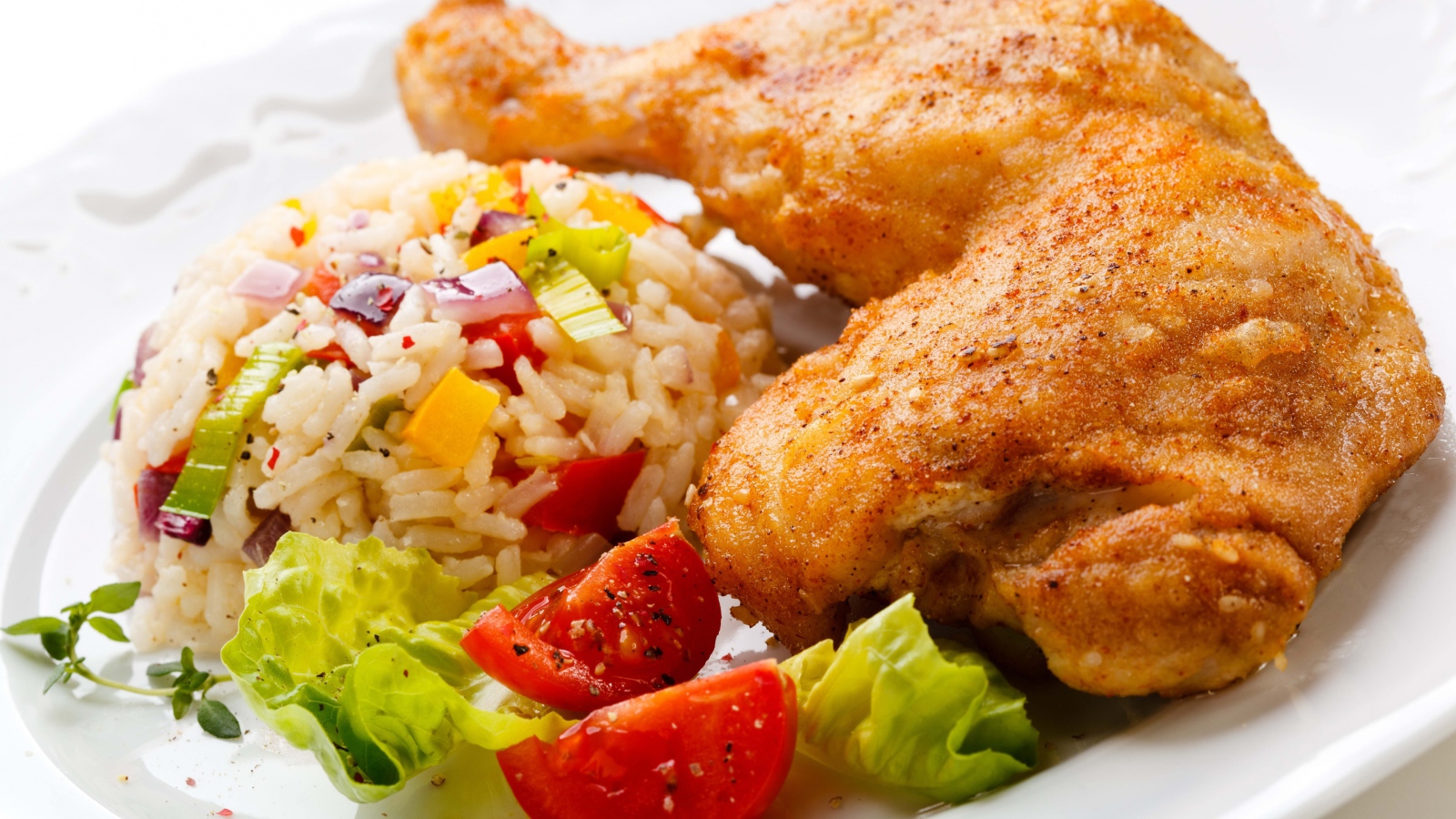 Аппетитный жареный куриный окорочок с рисом и овощами