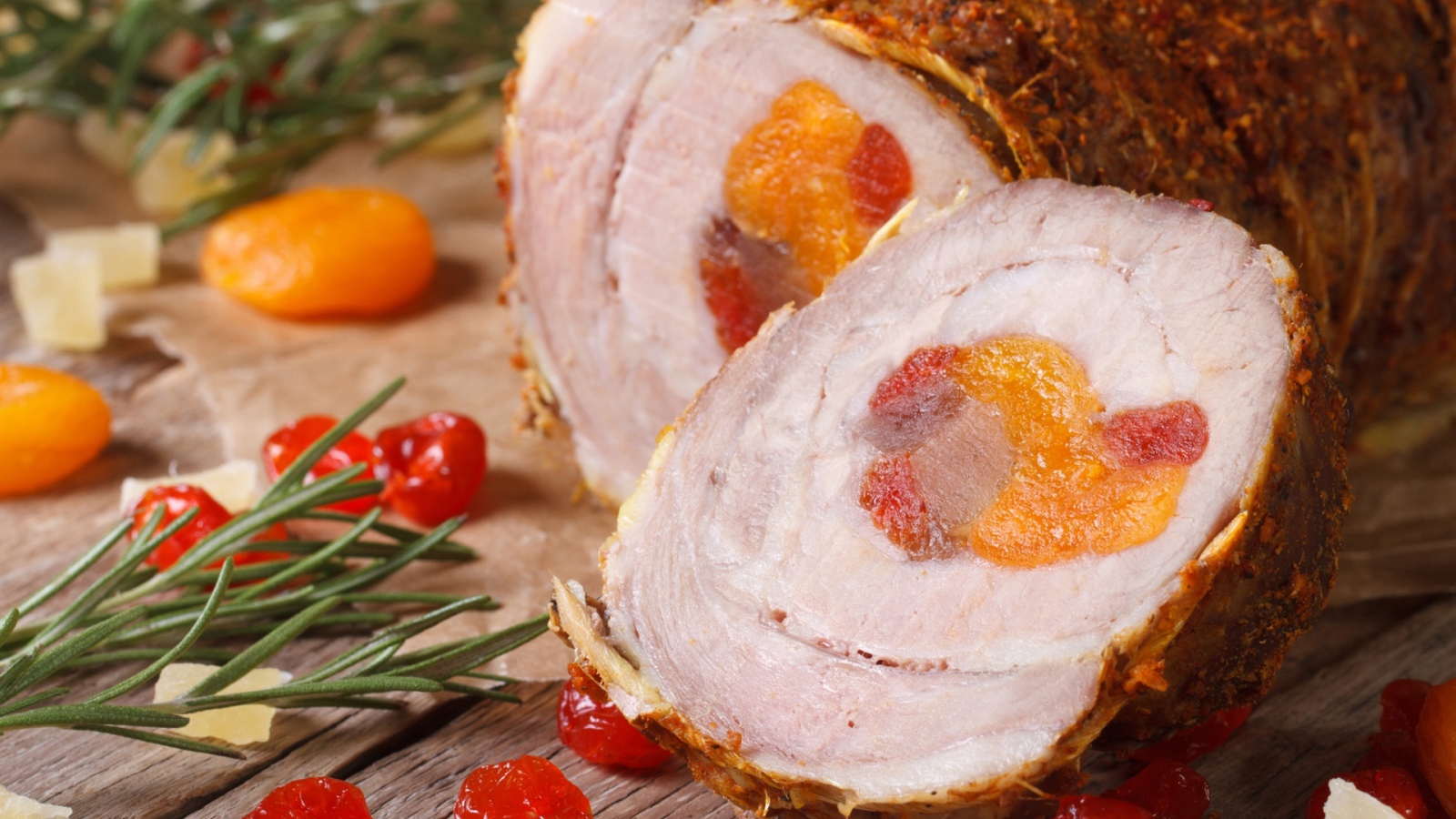 Аппетитный мясной рулет с курагой 