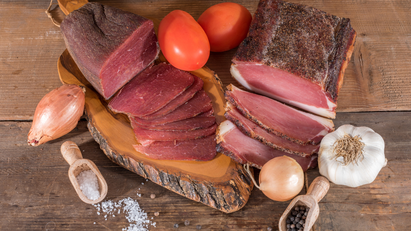 Вкусное вяленое мясо со специями на разделочной доске