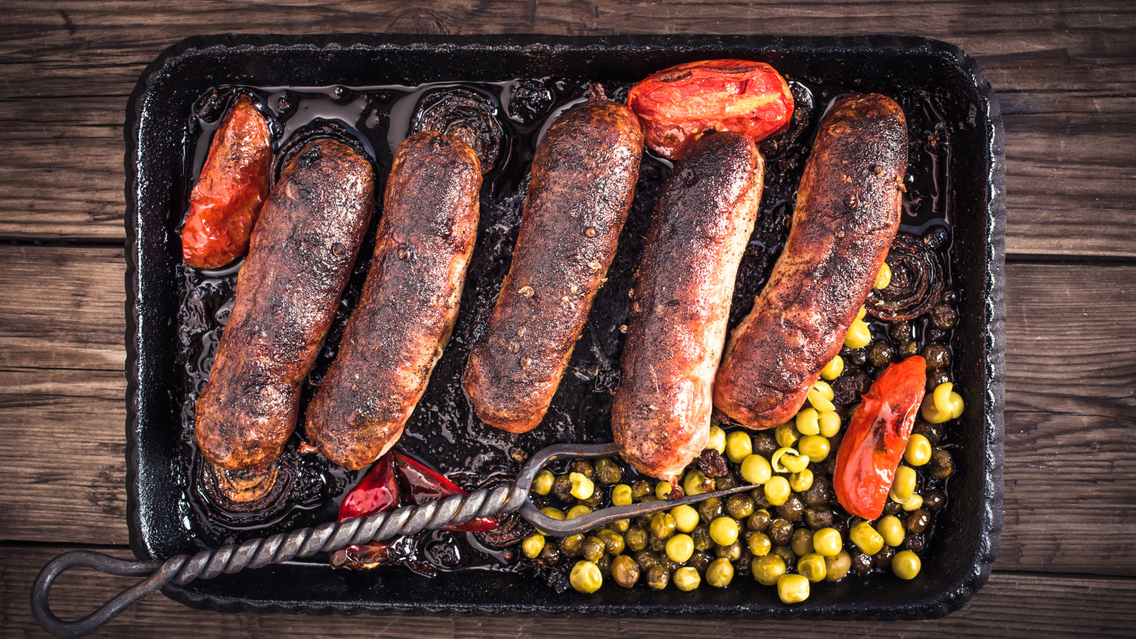 Жареные аппетитные сосиски с овощами 