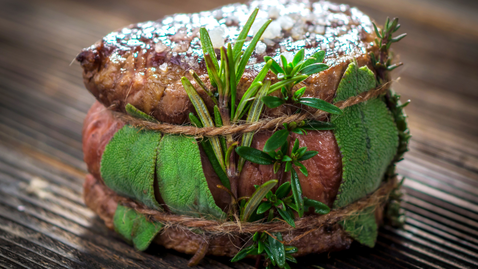 Зажаренный кусок мяса со специями крупным планом