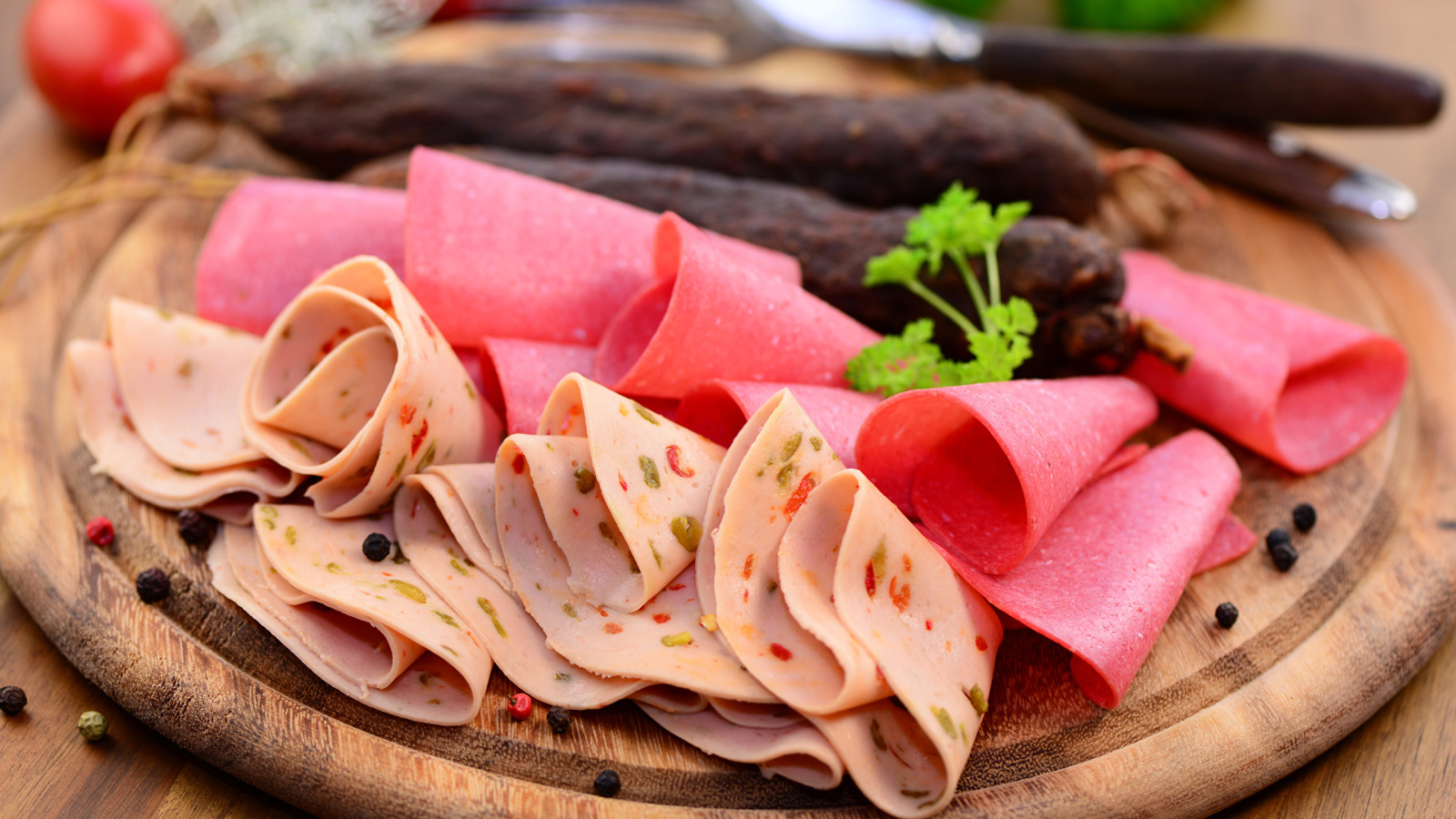 Колбасная нарезка на деревянной доске 