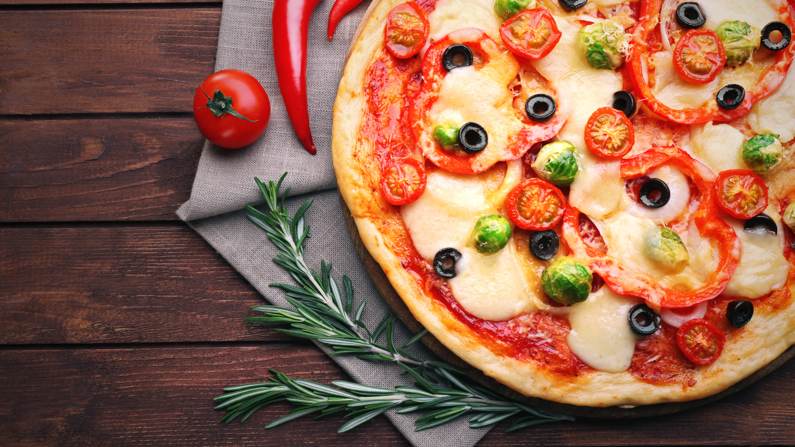 Аппетитная пицца с помидорами и болгарским перцем