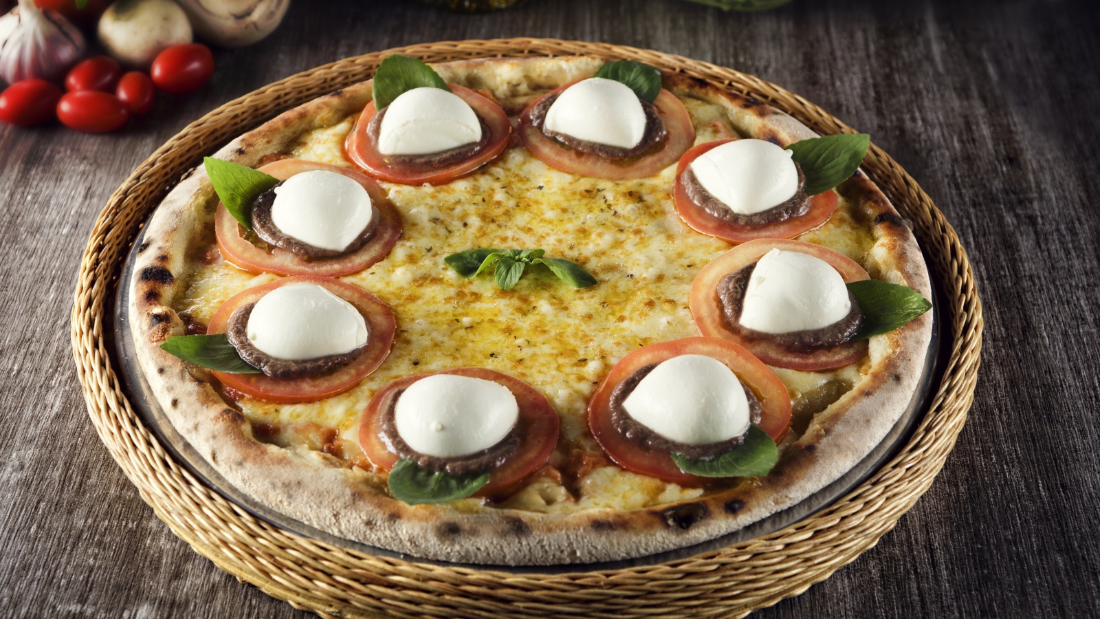 Свежая пицца с сыром и помидорами 