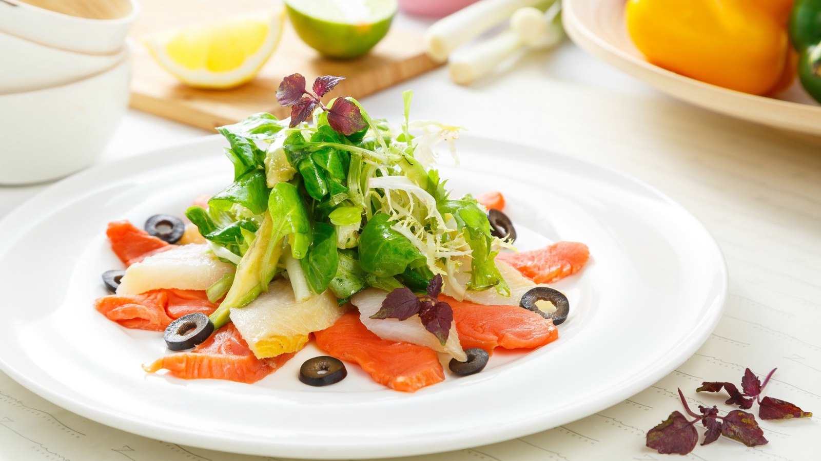 Аппетитный салат с морепродуктами на белой тарелке 