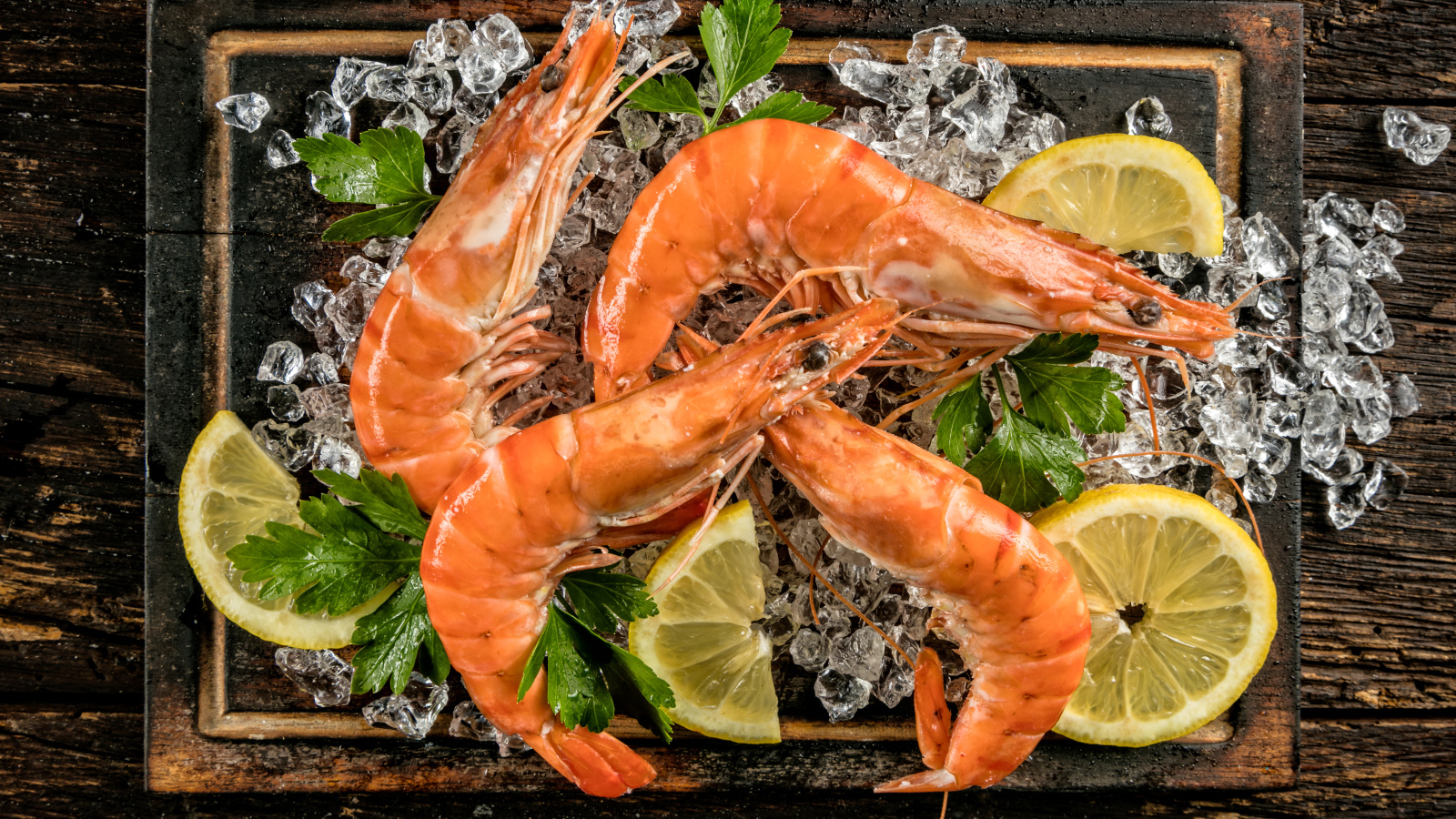 Вареные креветки с лимоном 