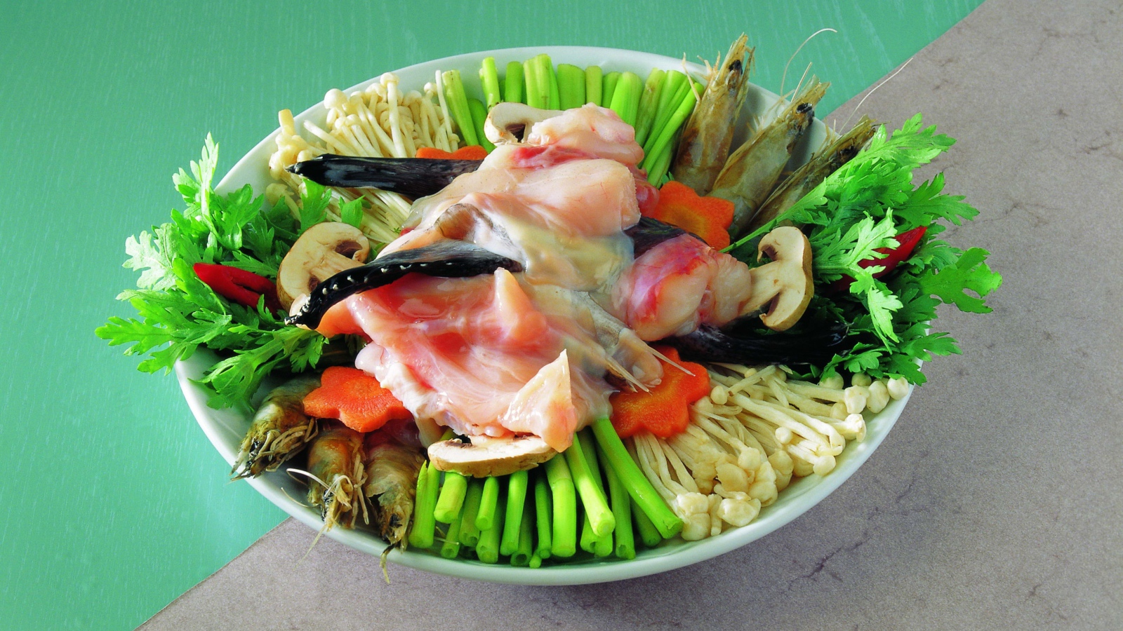 Тарелка с морепродуктами,  грибами и зеленью