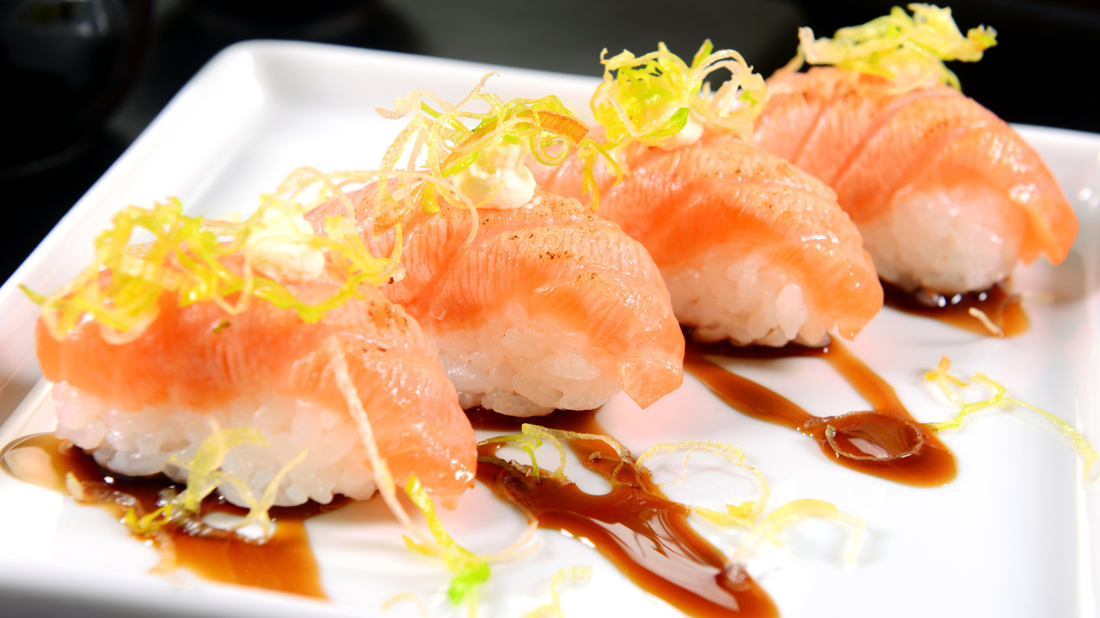 Суши с соевым соусом на белой тарелке