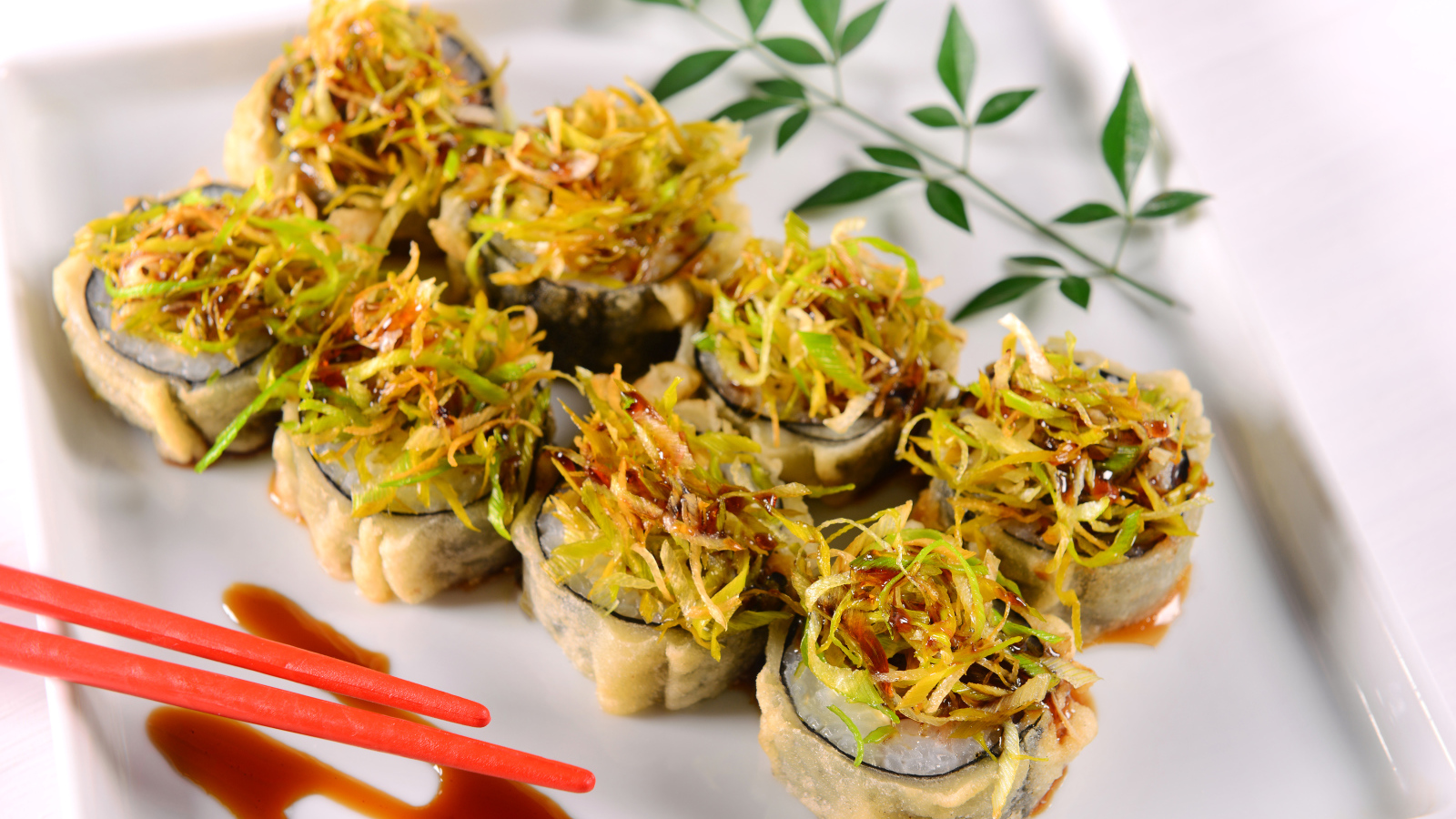 Горячие суши с овощами на белой тарелке 