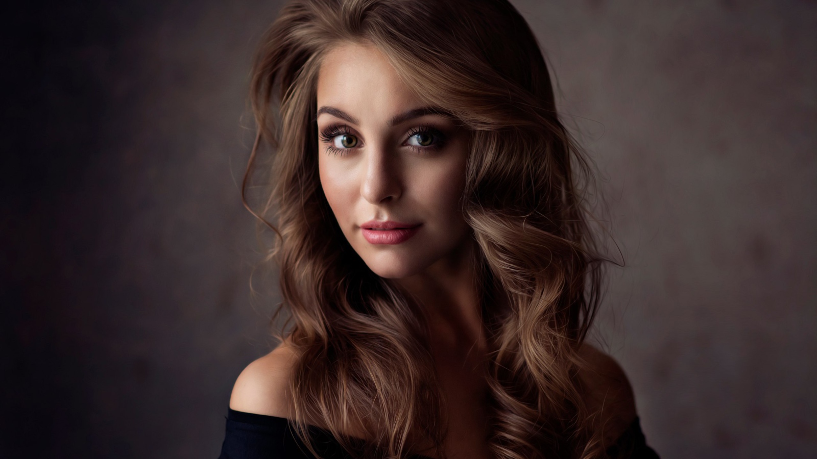 Милая девушка брюнетка с волнистыми волосами 